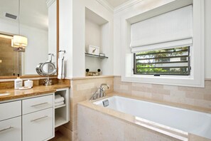 Douche, sèche-cheveux, serviettes fournies