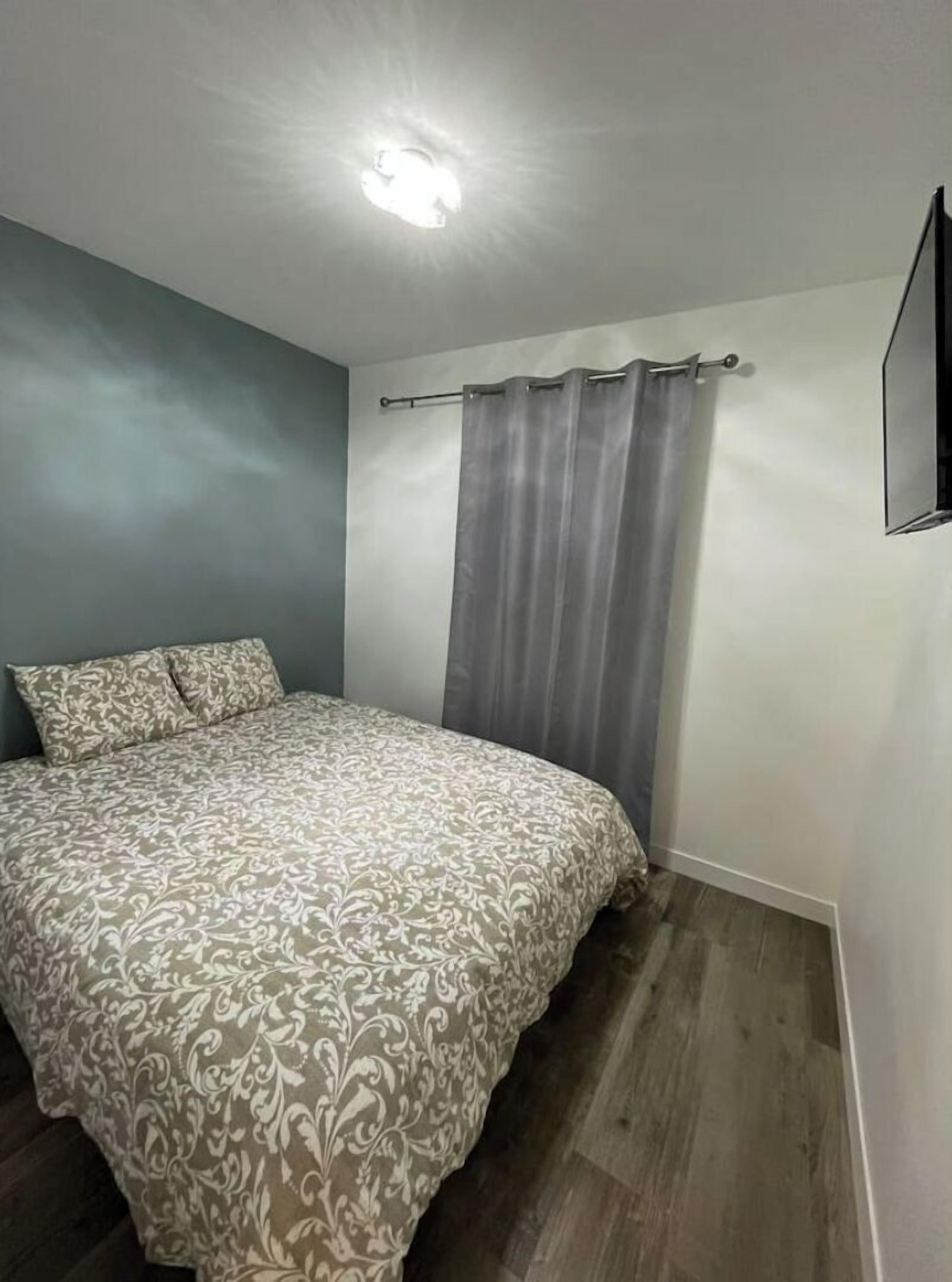 6 bedrooms, travel crib, free WiFi, bed sheets