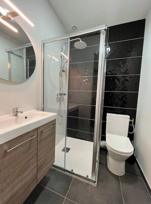 Dusche, Handtücher, Toilettenpapier