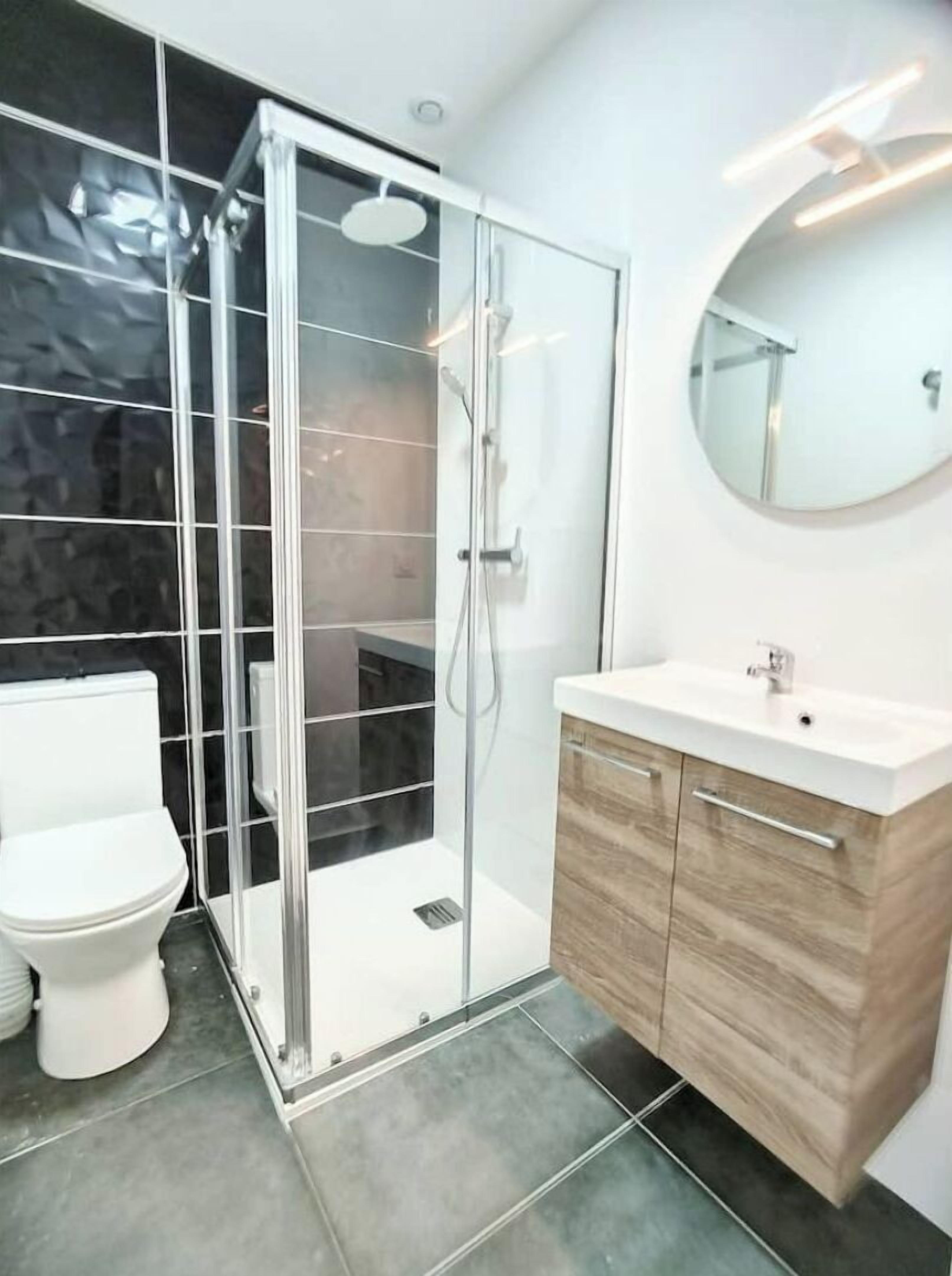 Douche, serviettes fournies, papier toilette