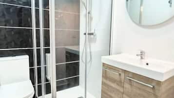 Douche, serviettes fournies, papier toilette