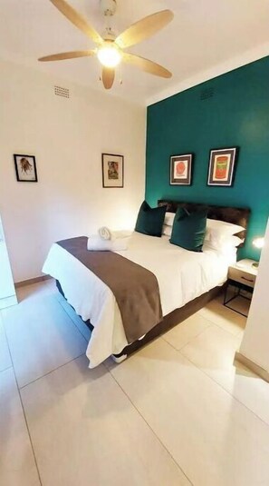 1 bedroom, WiFi - 🌟Modern studio with private garden, self check-in🌟 (Randburg)