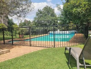 Pool - 🌟Modern studio with private garden, self check-in🌟 (Randburg)