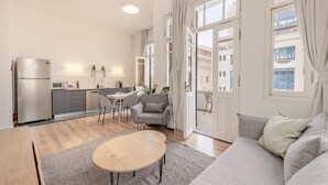 Eine moderne Wohnung mit Küche, Essbereich und Wohnzimmer.