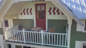 Outdoor dining - Fully fenced in backyard, close to downtown, marina, bars, and shops.  (St. Augustine)
