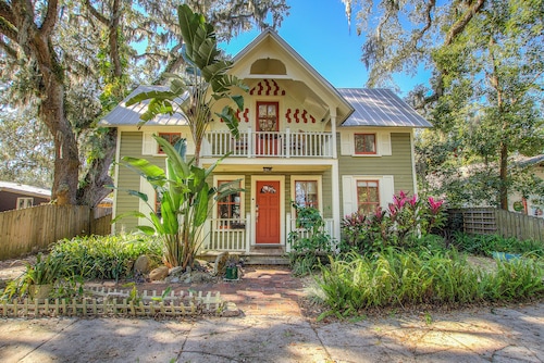 Fully fenced in backyard, close to downtown, marina, bars, and shops. 