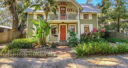 Fully fenced in backyard, close to downtown, marina, bars, and shops.