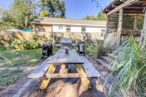 Outdoor dining - Fully fenced in backyard, close to downtown, marina, bars, and shops.  (St. Augustine)