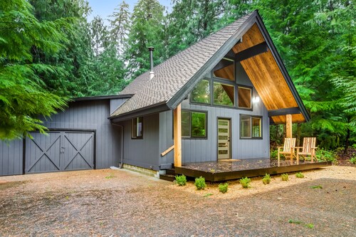 Stunning cabin near golf with cozy patio & game room with Ping Pong, board games