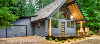 Stunning cabin near golf with cozy patio & game room with Ping Pong, board games
