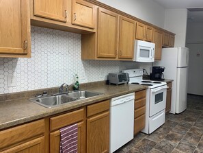 Comfort Duplex | Shared kitchen | Full-size fridge, microwave, oven
