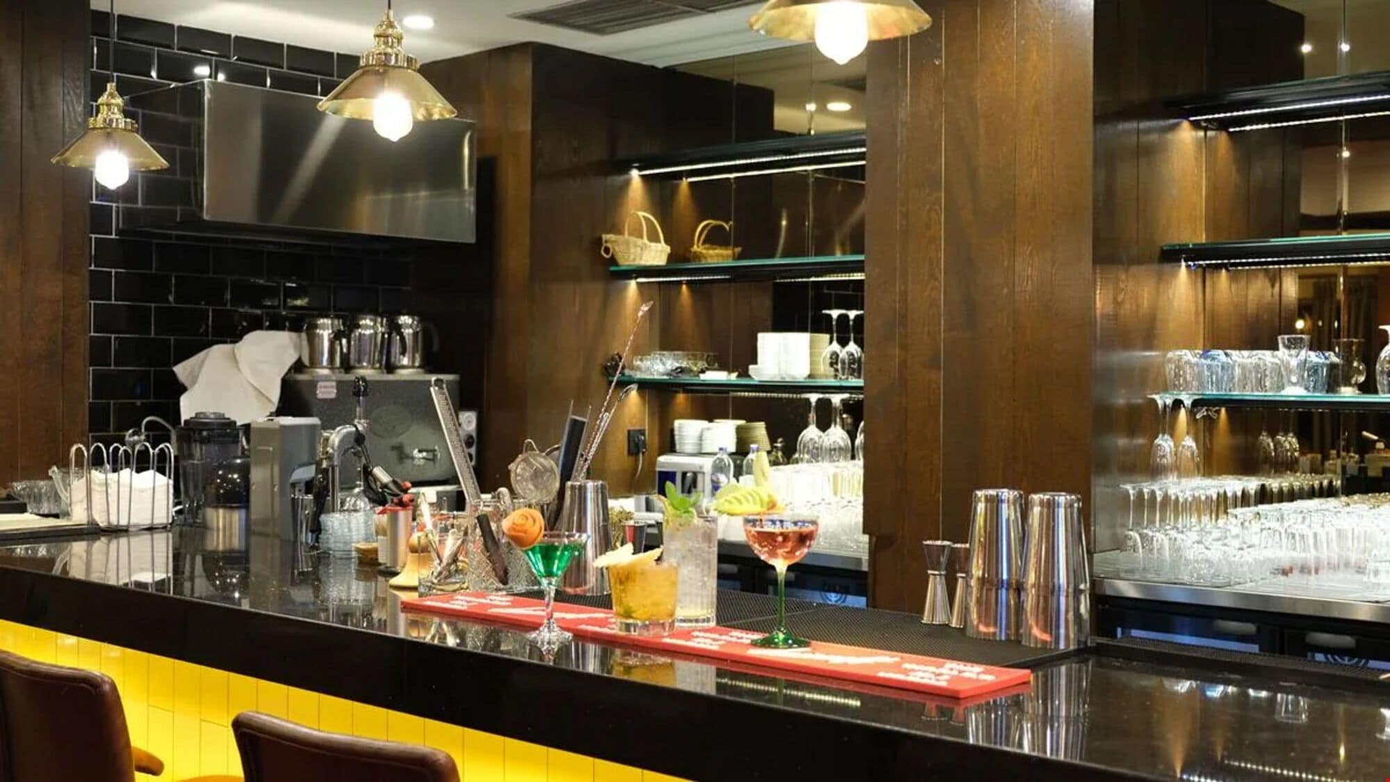4 bars/lounges