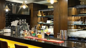 4 bares/lounges