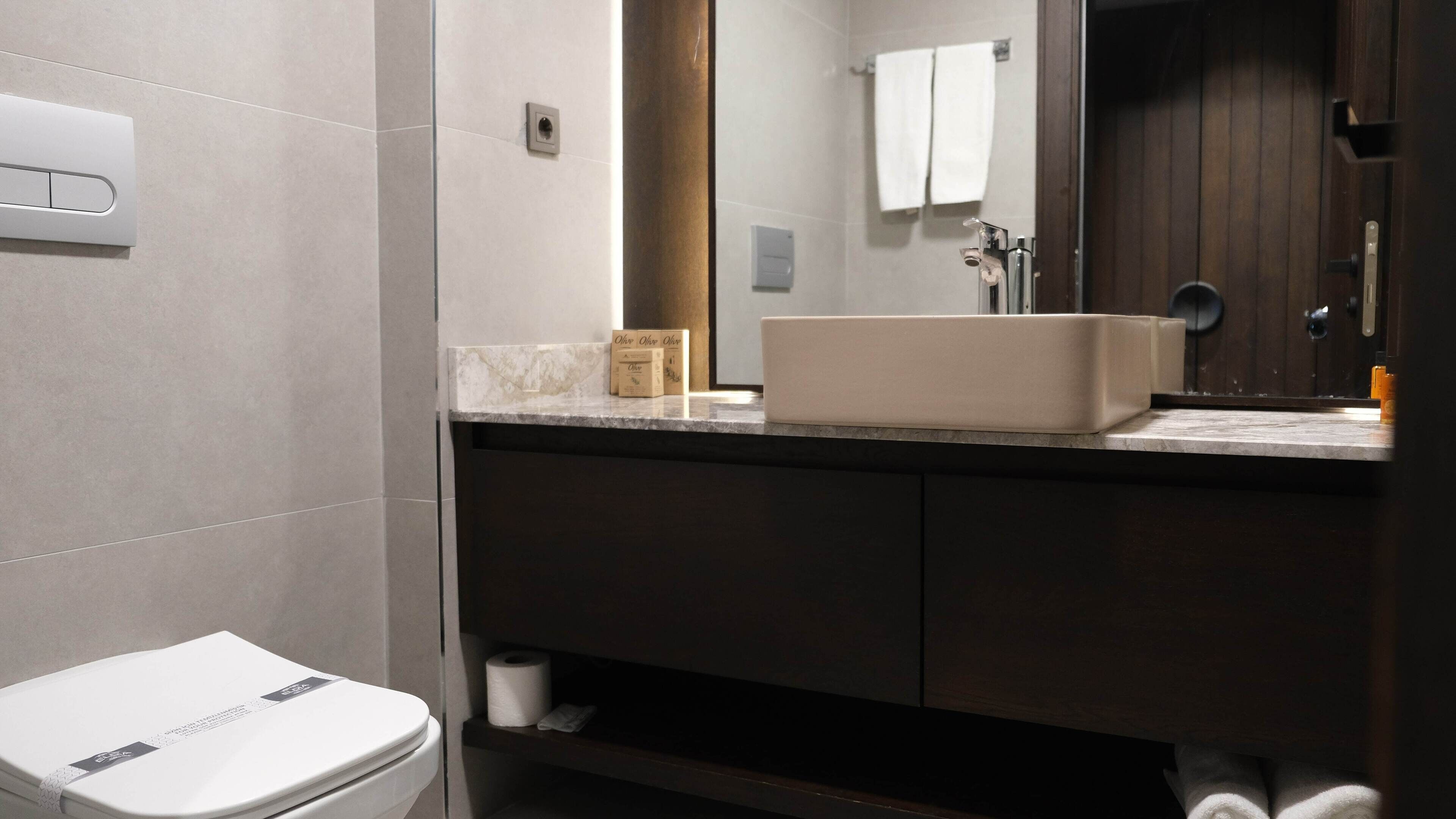 Royal-Zimmer | Badezimmer | Hydromassagedusche, kostenlose Toilettenartikel, Handtücher