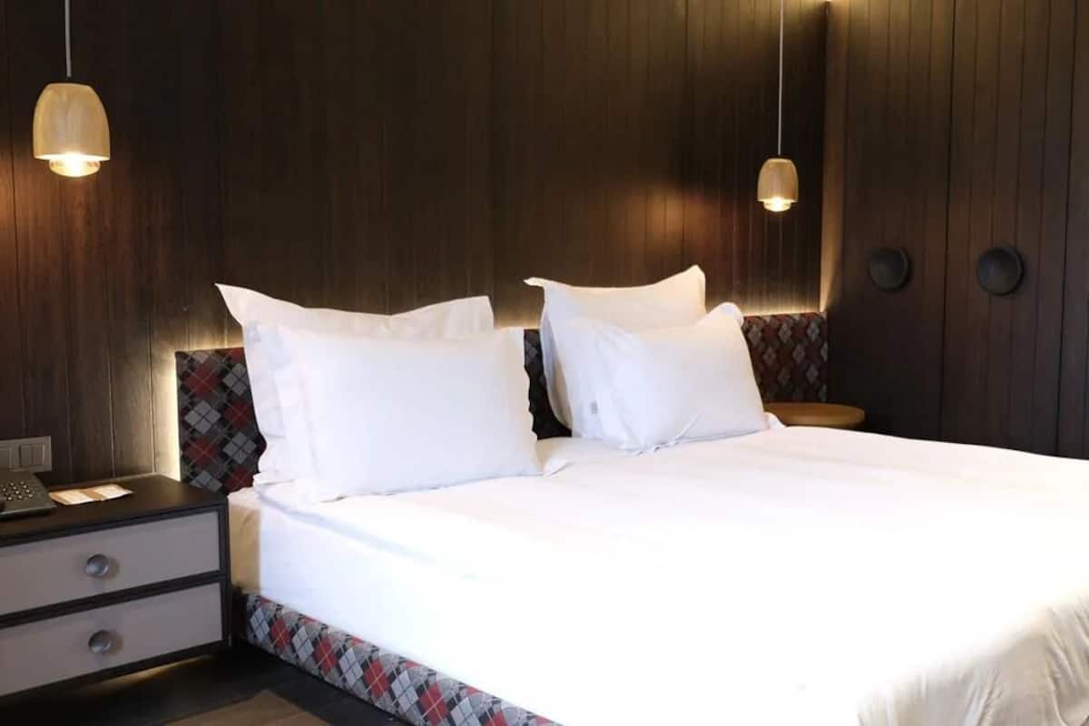 Minibar, escritorio, espacio para trabajar con laptop y wifi gratis