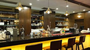 4 Bars/Lounges