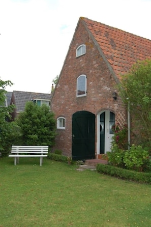 Exterior - Cozy farmhouse, Zeeland, original, large garden, wallbox 22KW (Gapinge)
