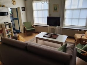 Smart TV, DVD player, books, stereo