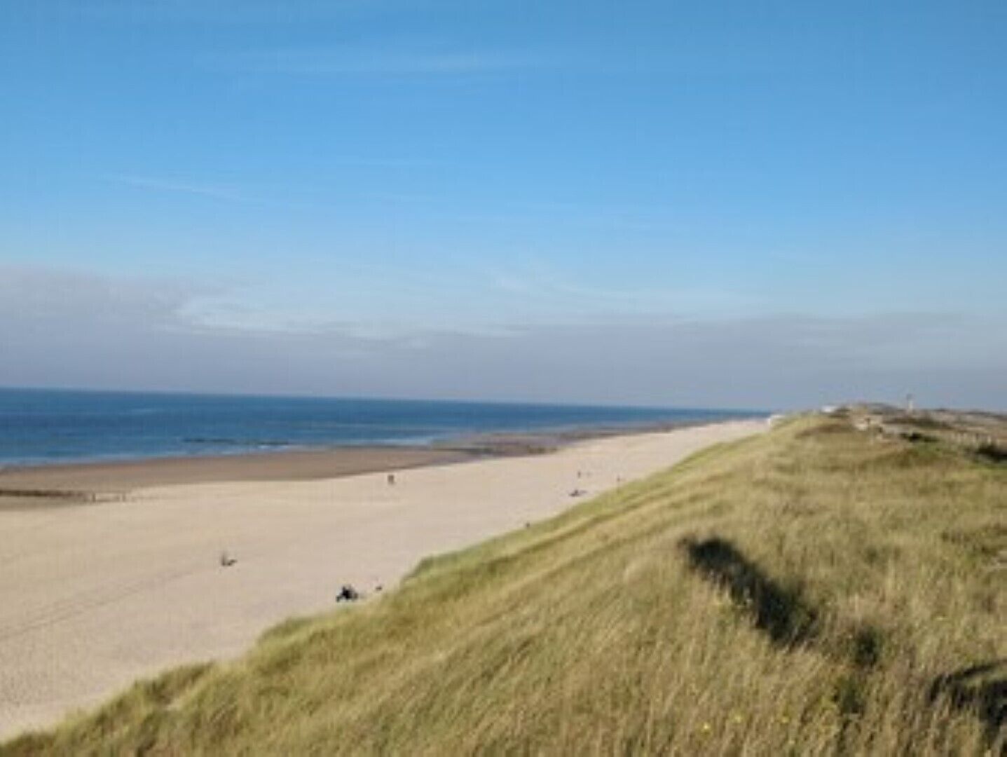 Nær stranden og solsenger