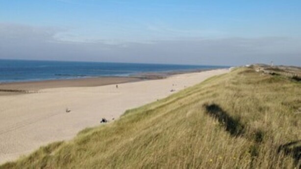 A beach with a grassy dune and a clear sky. - Cozy farmhouse, Zeeland, original, large garden, wallbox 22KW (Gapinge)