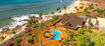 Lovely oceanfront escape near beach with lanai, pool & W/D