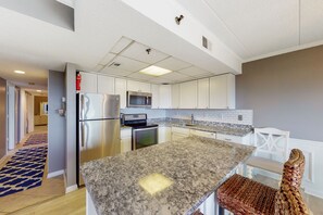 Frigorifero, microonde, forno, piano cottura