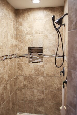 Combined shower/bathtub, jetted bath, hair dryer, towels