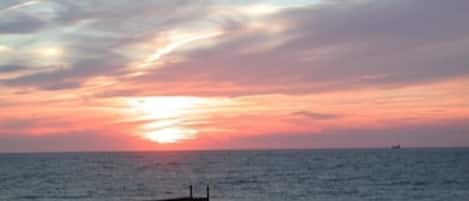 Una spiaggia nelle vicinanze, lettini da mare