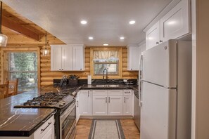 Fridge, microwave, oven, stovetop - Bear Kub Kabin + Games + 1 Block to Snow Summit! (Big Bear Lake)