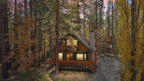 A log cabin with a porch, surrounded by trees. - Bear Kub Kabin + Games + 1 Block to Snow Summit! (Big Bear Lake)