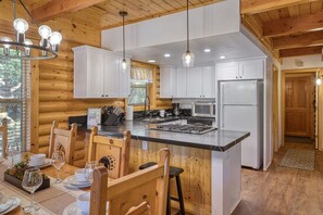 Fridge, microwave, oven, stovetop - Bear Kub Kabin + Games + 1 Block to Snow Summit! (Big Bear Lake)