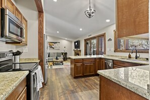 Fridge, microwave, oven, stovetop - Bear View Cabin - Your Ultimate Vacation Rental Escape! Sleeps 8!! (Pine)