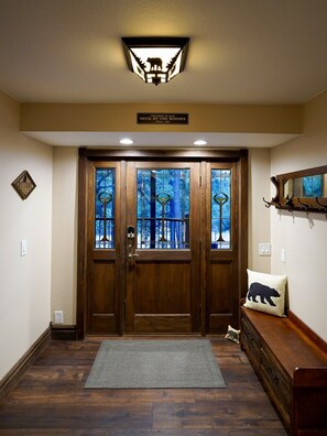 Interior - Bear View Cabin - Your Ultimate Vacation Rental Escape! Sleeps 8!! (Pine)