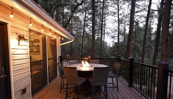 Outdoor dining - Bear View Cabin - Your Ultimate Vacation Rental Escape! Sleeps 8!! (Pine)