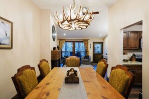 Dining - Bear View Cabin - Your Ultimate Vacation Rental Escape! Sleeps 8!! (Pine)