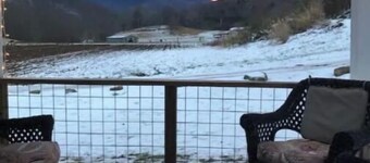 Country Mountain Getaway! Relax, Unplug, Unwind! 110+ yr.old Renovated Farmhouse