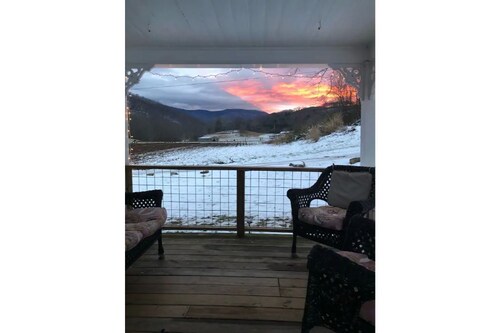 Country Mountain Getaway! Relax, Unplug, Unwind! 110+ yr.old Renovated Farmhouse