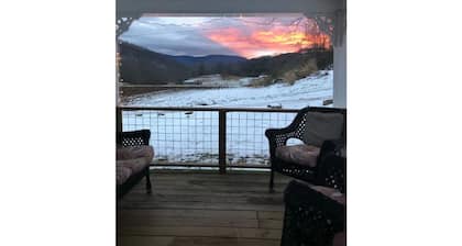 Country Mountain Getaway! Relax, Unplug, Unwind! 110+ yr.old Renovated Farmhouse