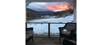 Country Mountain Getaway! Relax, Unplug, Unwind! 110+ yr.old Renovated Farmhouse