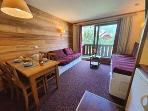 Living area - 150m from ski slopes, 2nd floor, view mountain, balcony, parking, tv, ski locker, 26m² (La Salle-les-Alpes)