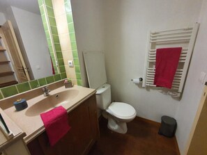 Bathtub - 100m from resort center, 2nd floor, view mountain, balcony, tv, ski locker, 26m², Serre Chevalier (La Salle-les-Alpes)