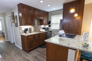 Fridge, microwave, oven, stovetop - House in Minneapolis, 2 beds, 2 baths and a sofa sleeper (Minneapolis)