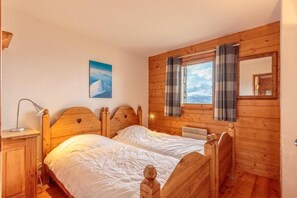4 bedrooms, iron/ironing board, WiFi, bed sheets - Floor -1, balcony, ski locker, 75m², Les Arcs (Bourg-Saint-Maurice)