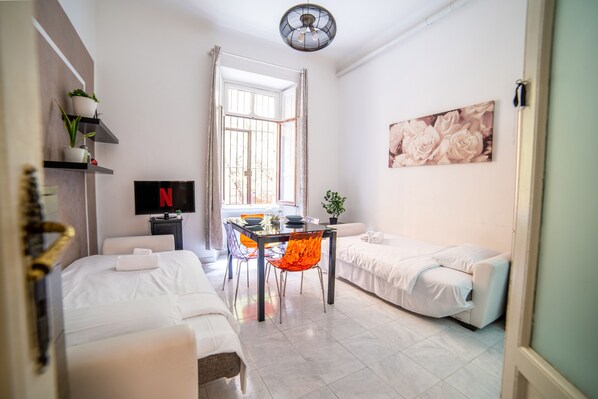 City-Apartment | Wohnbereich | 32-Zoll-Flachbildfernseher mit Digitalempfang, Fernseher