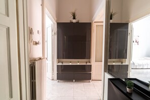 City Apartment | Bathroom | Shower, hair dryer, towels
