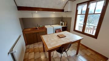 Een koelkast, een microgolfoven, een oven, een kookplaat