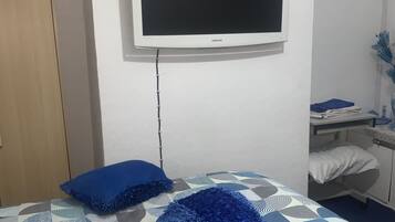 Basic Double Room - Blue Room 1 | Free WiFi, bed sheets