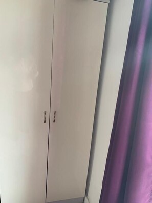 Basic Double Room - Purple Room - Red Rose Self-service (Leigh)