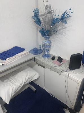 Basic Double Room - Blue Room 1 - Red Rose Self-service (Leigh)