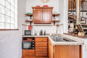Refrigerador, microondas, horno y cafetera y tetera